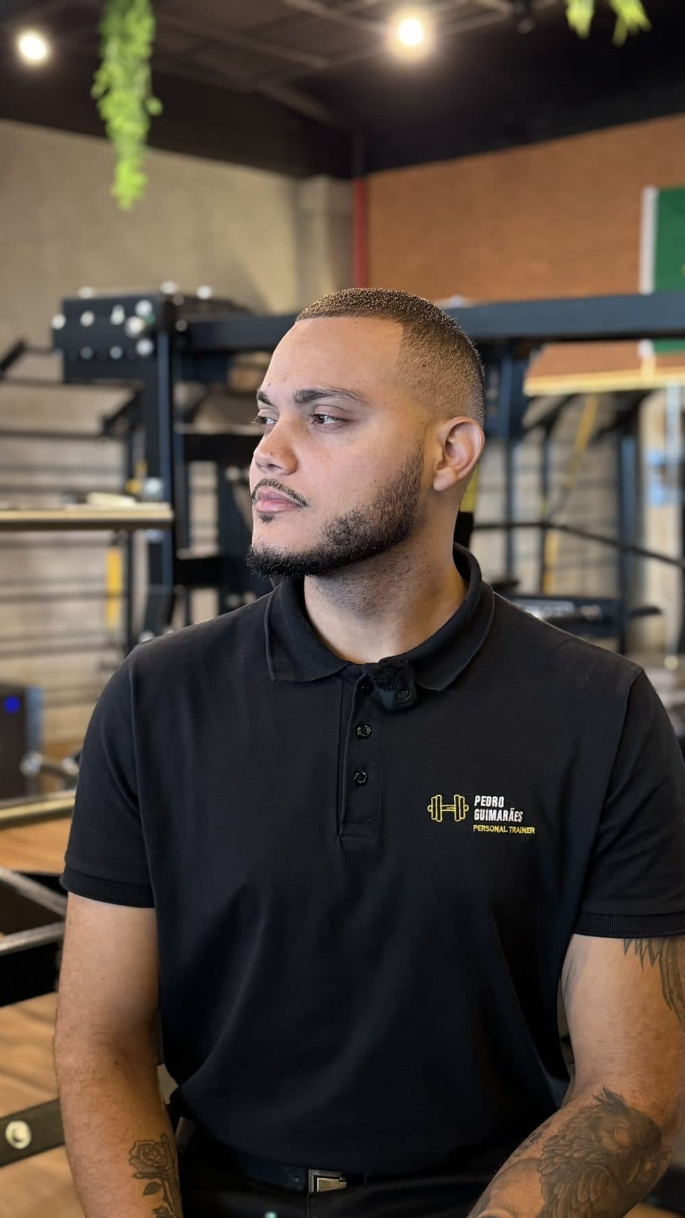 Pedro Guimarães na academia com logo bordado na camisa