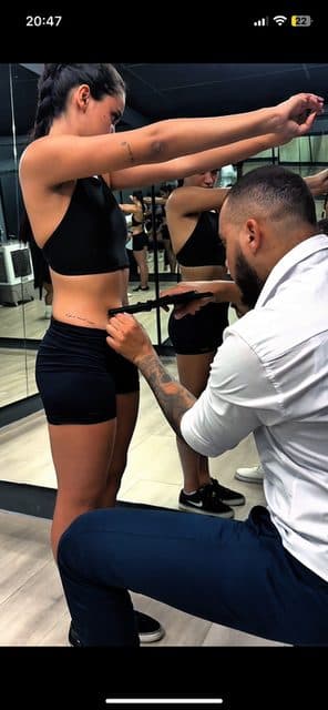 Pedro realizando avaliação física com fita métrica
