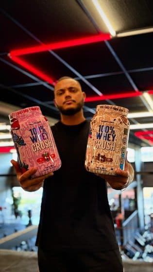 Potes de whey protein da loja de suplementos